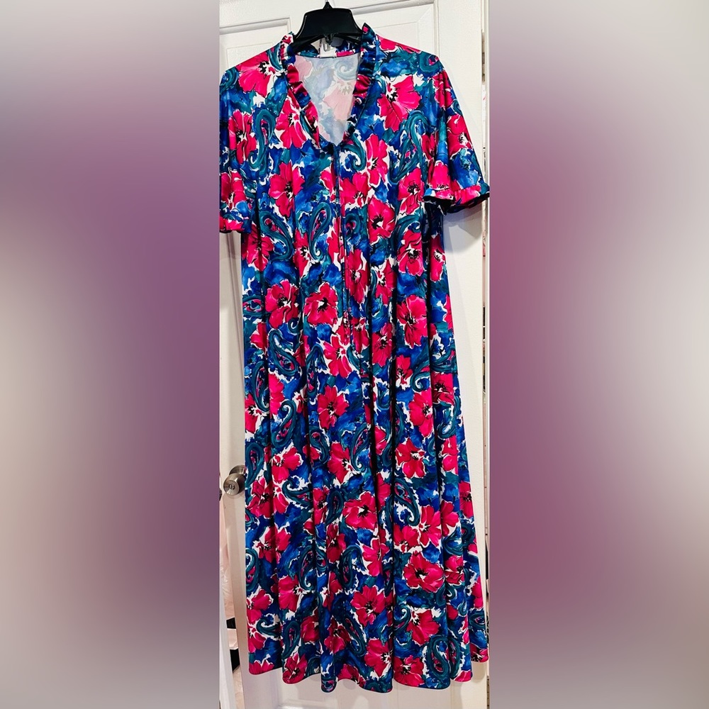 CLEARANCE! Vintage regal floral print lounging coat. A beautiful robe.